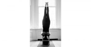 hatha-yoga-headstand-prive-les_wide